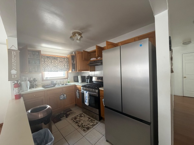 Bright 3-Bedroom Apartment Open Living & Backyard Access - Photo 7