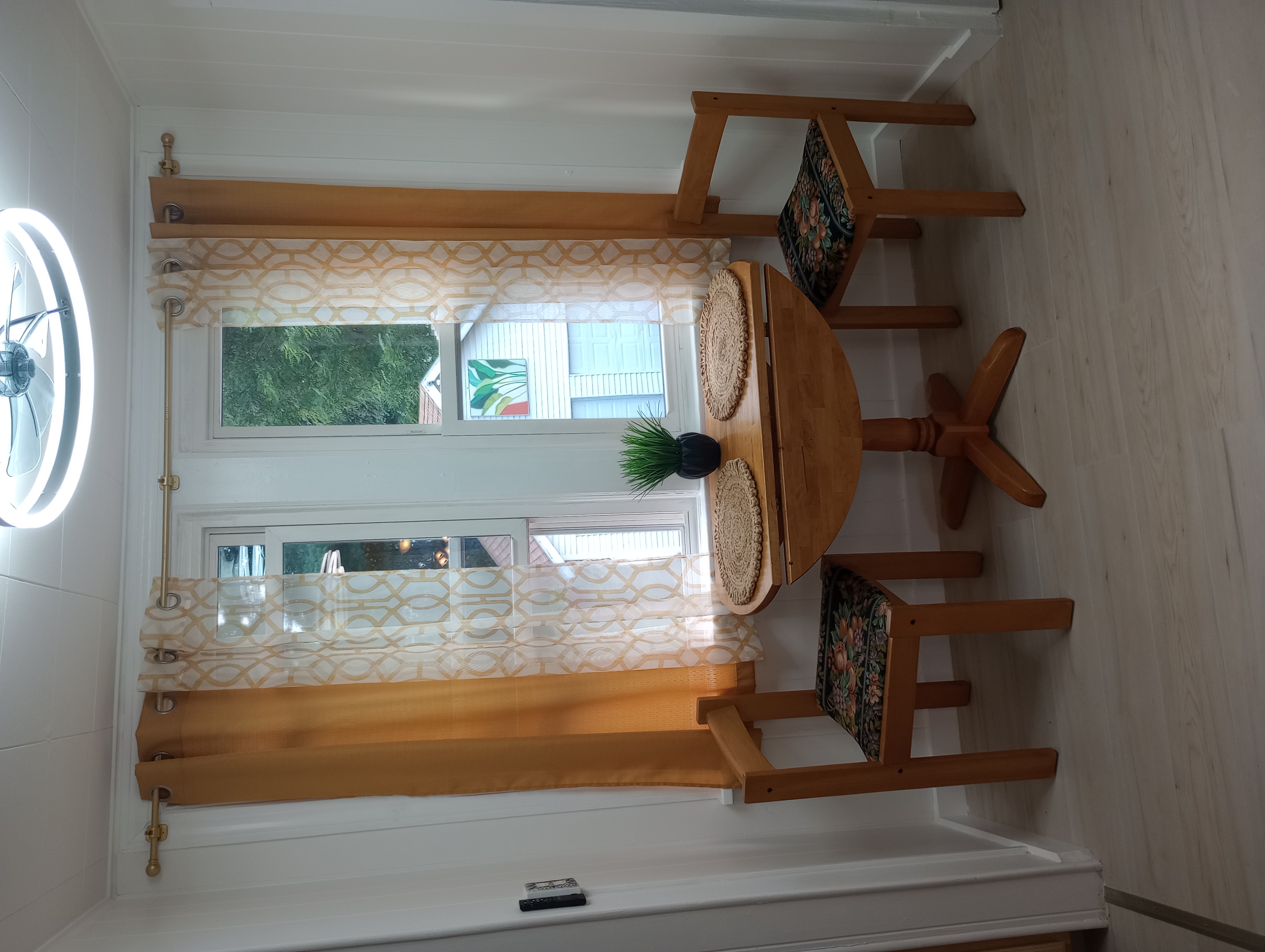 A New Orleans Style Home in Quiet Upstairs Flat - Photo 12
