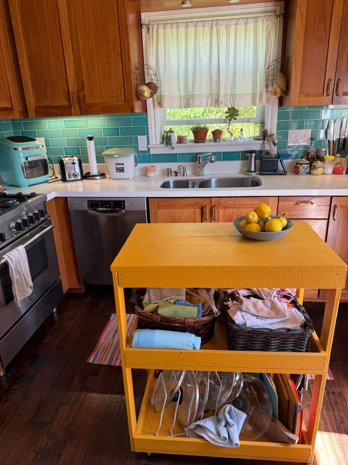 Sweet, cozy room in quirky, cute apartment close to everything in a vibrant and diverse neighborhood. - Photo 4