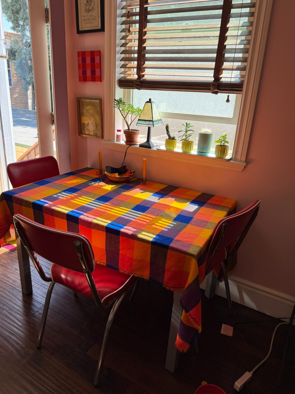 Sweet, cozy room in quirky, cute apartment close to everything in a vibrant and diverse neighborhood. - Photo 2