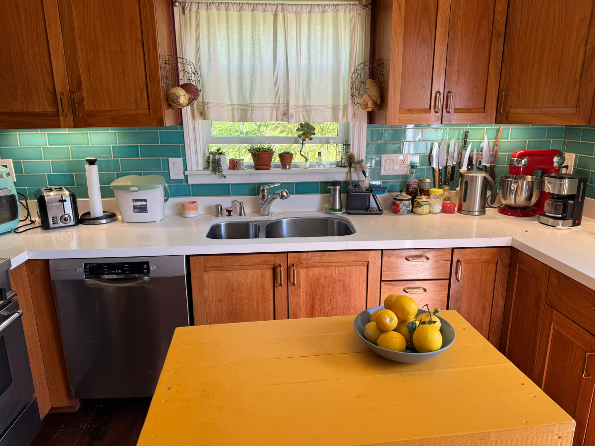 Sweet, cozy room in quirky, cute apartment close to everything in a vibrant and diverse neighborhood. - Photo 3