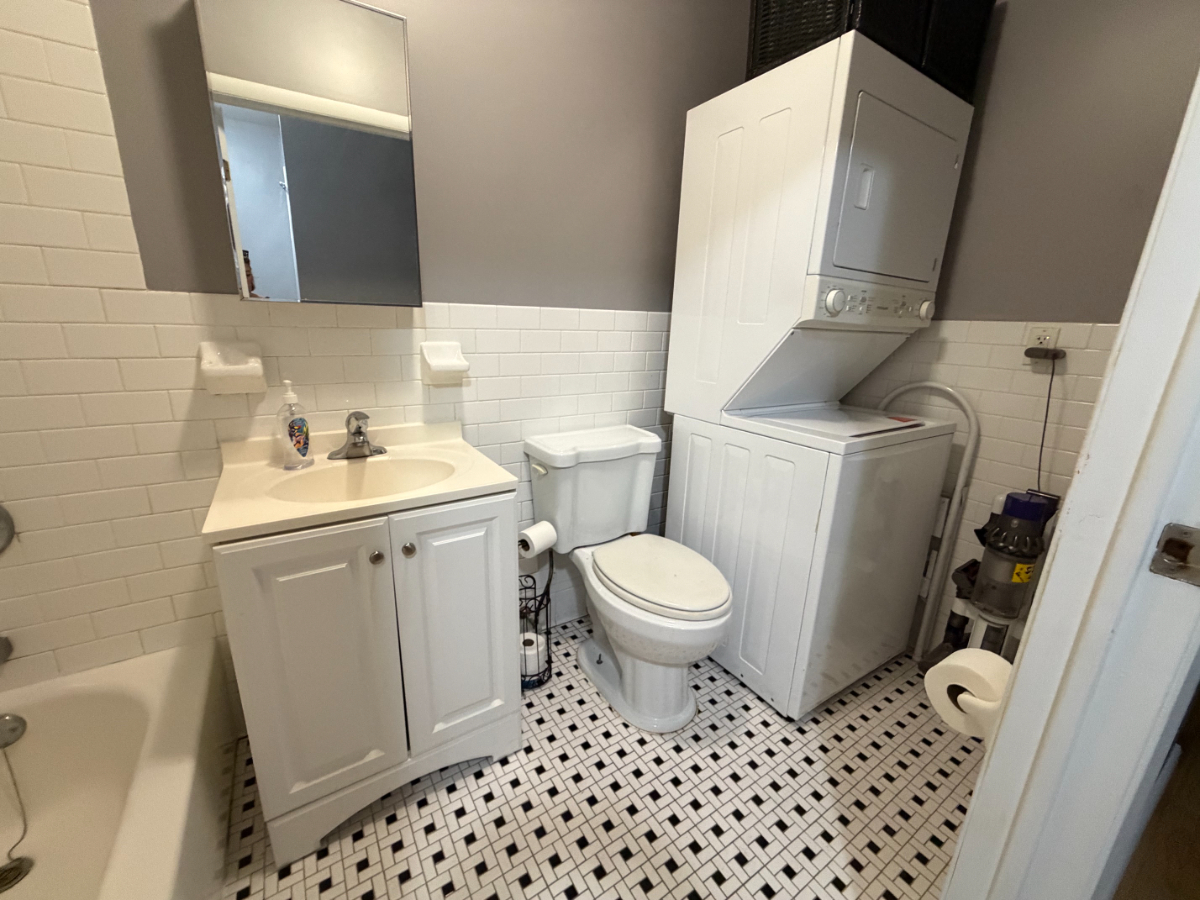 1.5 Bedroom 1 Bath Washer/Dryer Queens Walk-Up Pet Friendly - Photo 2