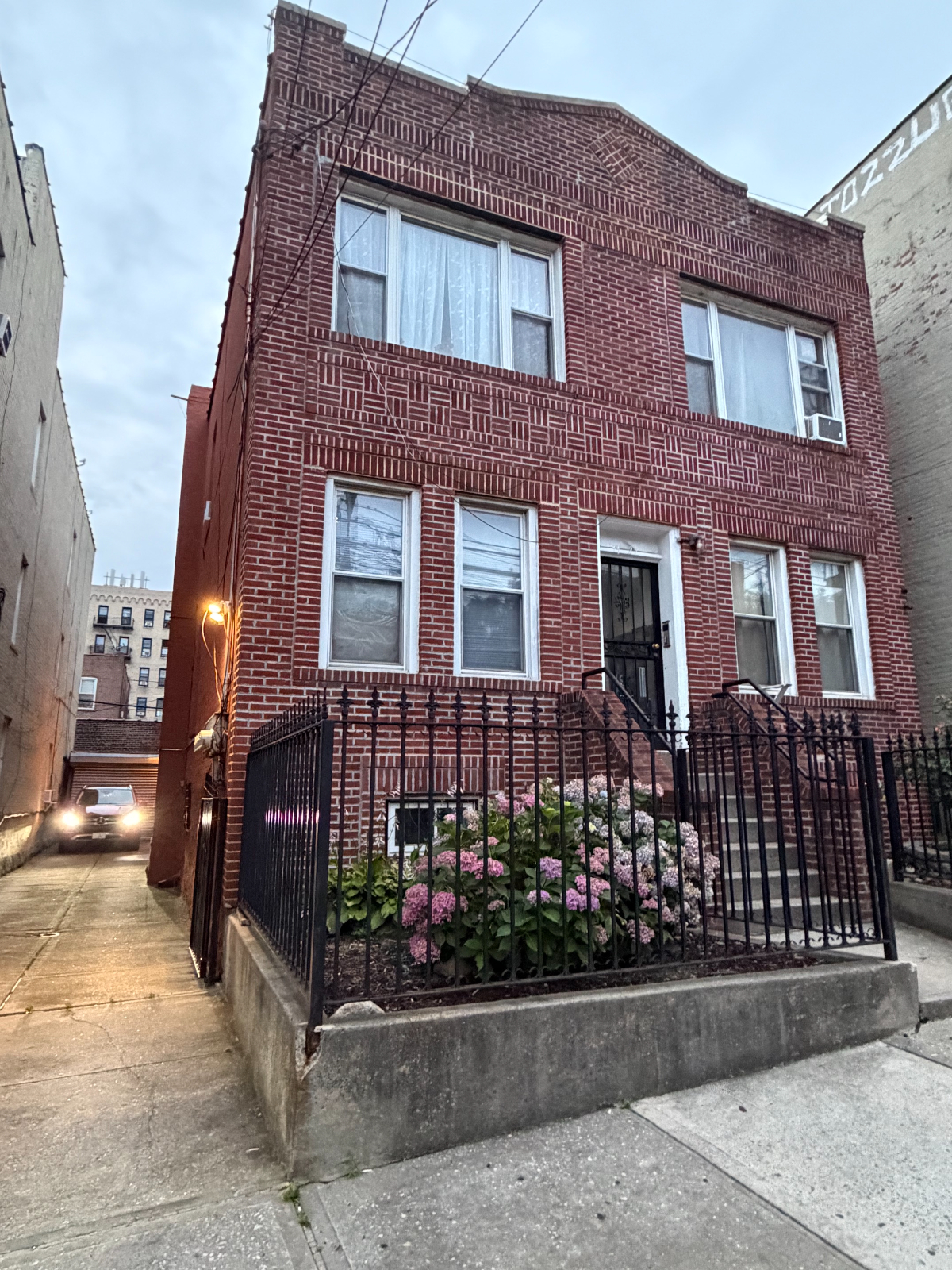 1.5 Bedroom 1 Bath Washer/Dryer Queens Walk-Up Pet Friendly - Photo 4