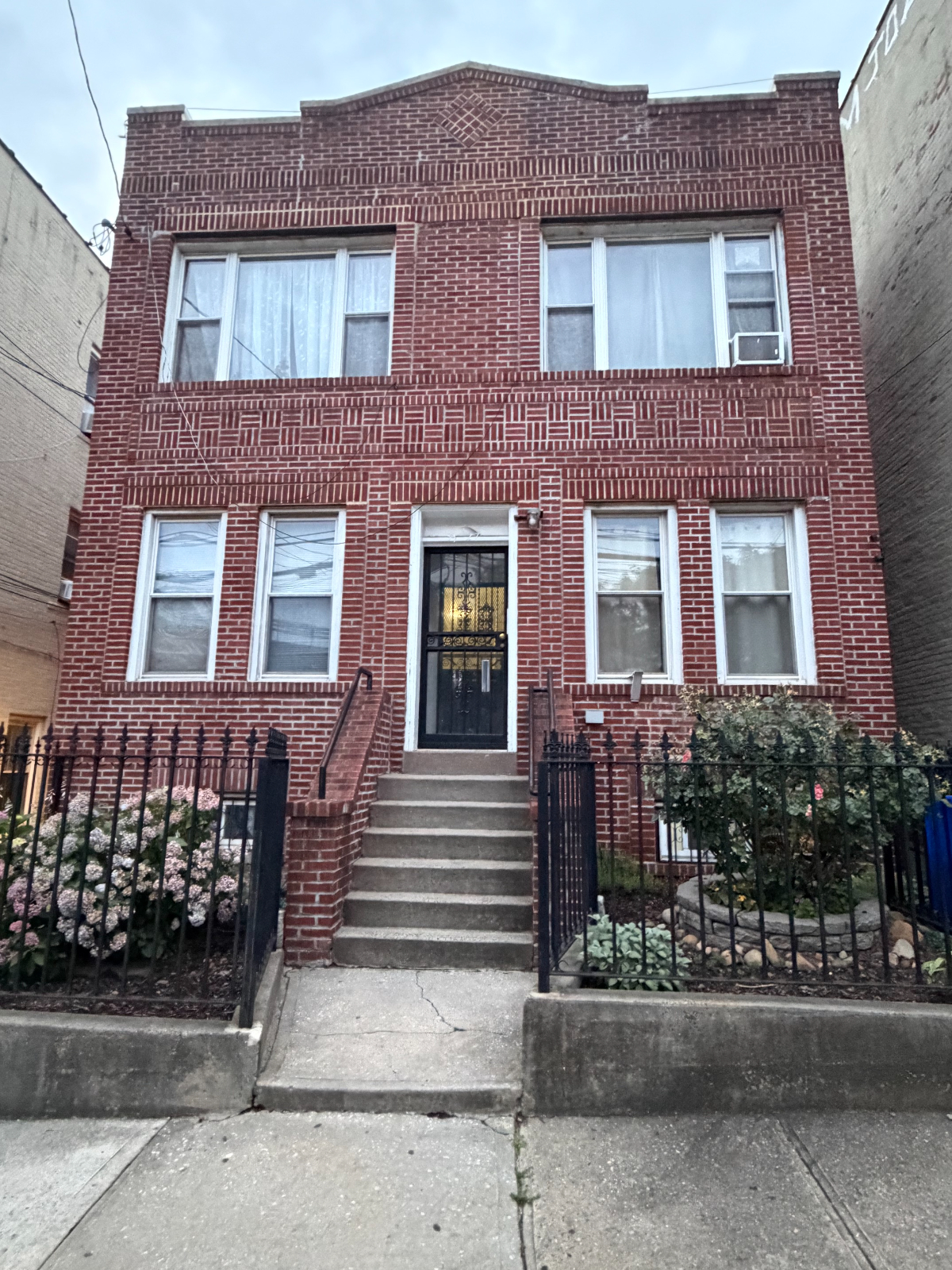 1.5 Bedroom 1 Bath Washer/Dryer Queens Walk-Up Pet Friendly - Photo 5