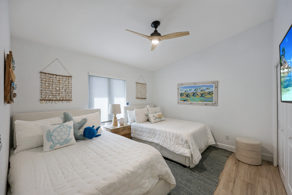 Naples Park 3BR | Private Pool & Spa | Near Vanderbilt Beach | 2 King Beds | Fully Furnished - Photo 11