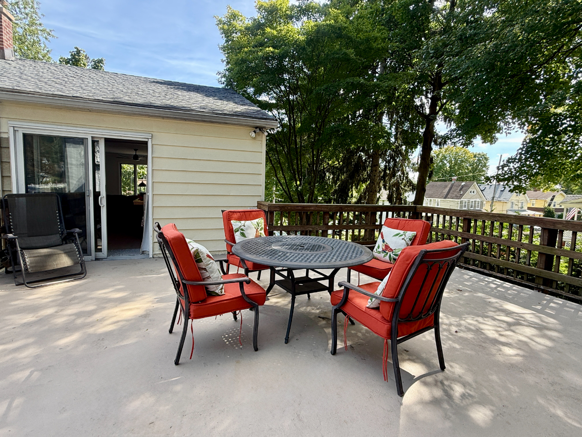 Recently renovated bright 2 bedroom wood floors. Short walk to all publictransport and town. - Photo 2