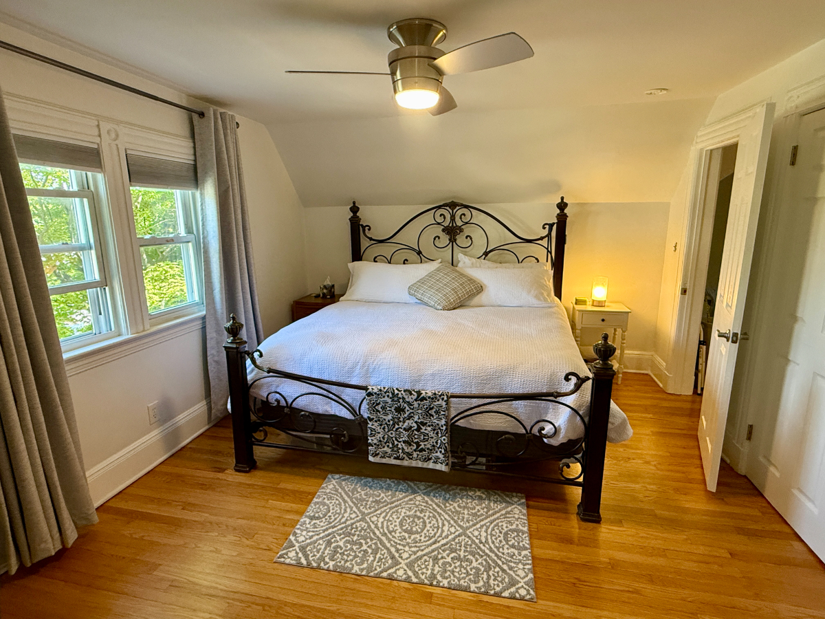 Recently renovated bright 2 bedroom wood floors. Short walk to all publictransport and town. - Photo 3