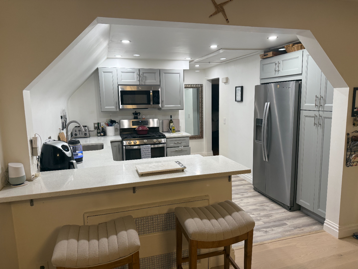 Recently renovated bright 2 bedroom wood floors. Short walk to all publictransport and town. - Photo 6