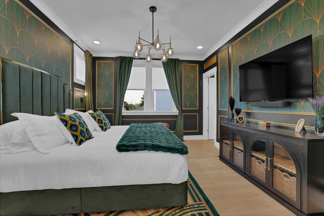 The Savoy | Art Deco Luxury + Hot Tub - Photo 2