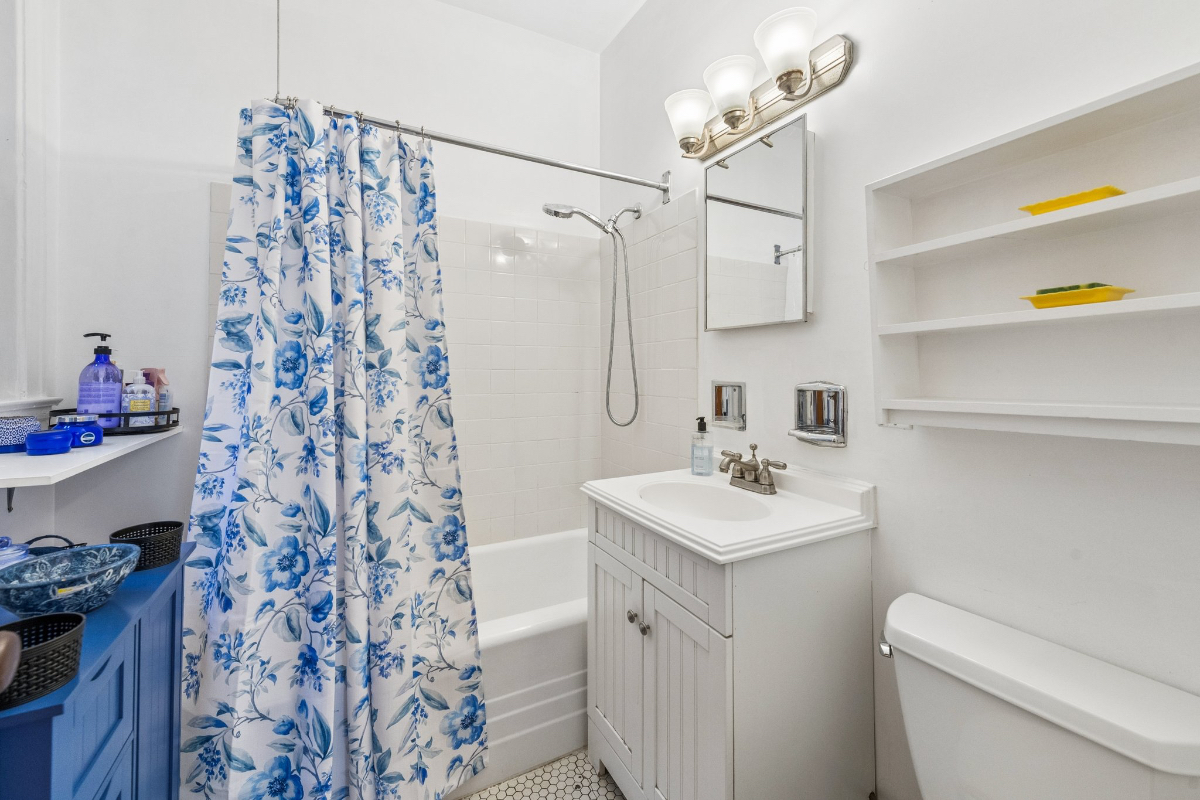 Vintage Two Bedroom Apartment on a Beautiful Tree-Lined Street in Lincoln Square - Photo 9