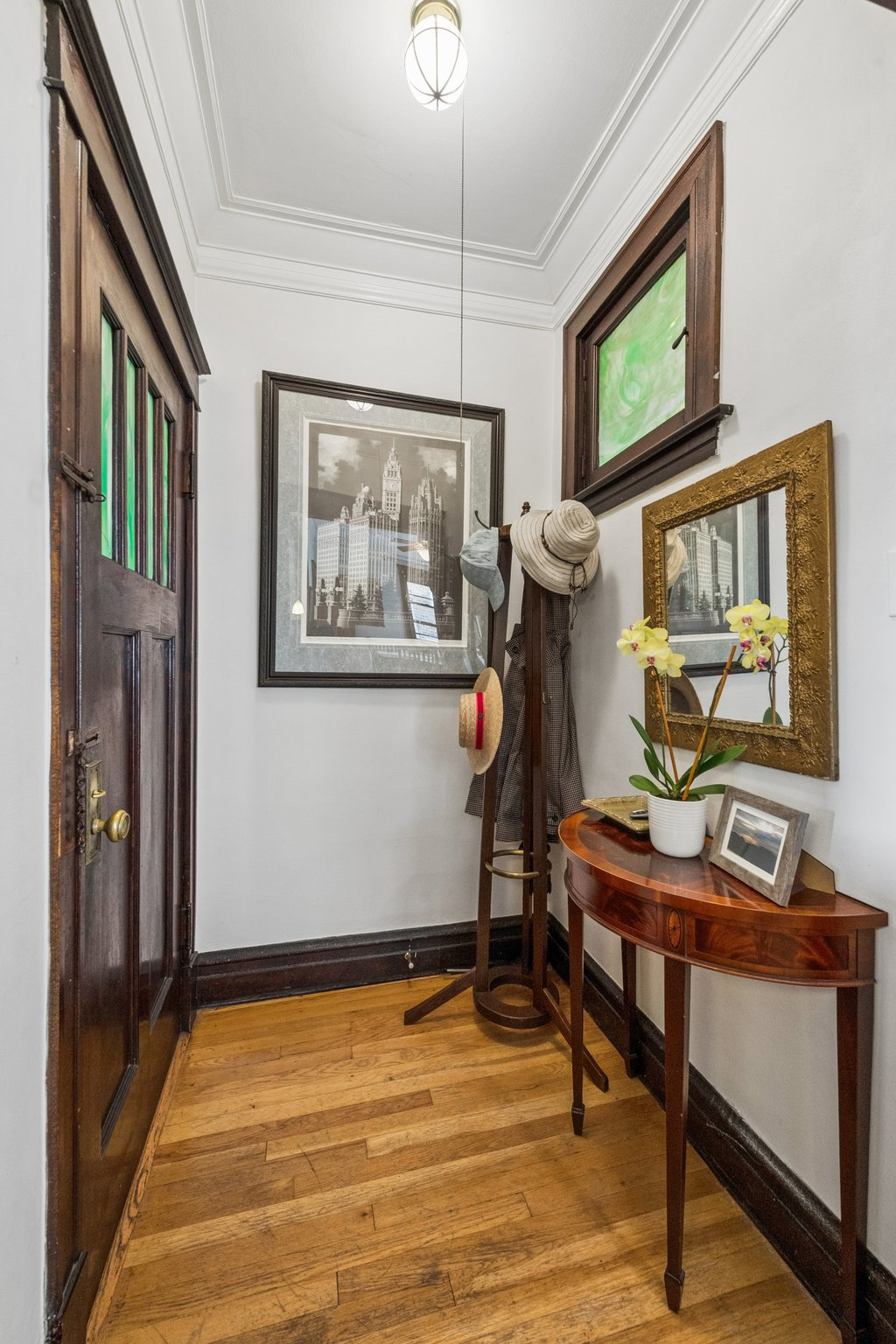 Vintage Two Bedroom Apartment on a Beautiful Tree-Lined Street in Lincoln Square - Photo 2