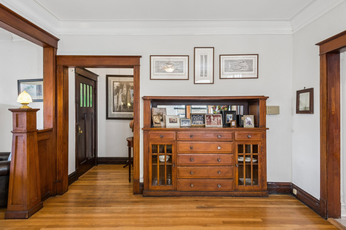 Vintage Two Bedroom Apartment on a Beautiful Tree-Lined Street in Lincoln Square - Photo 3