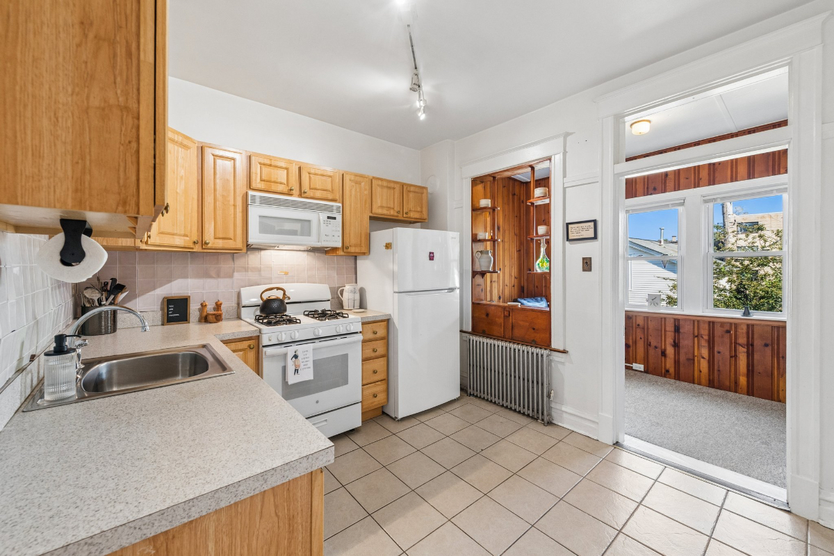 Vintage Two Bedroom Apartment on a Beautiful Tree-Lined Street in Lincoln Square - Photo 11