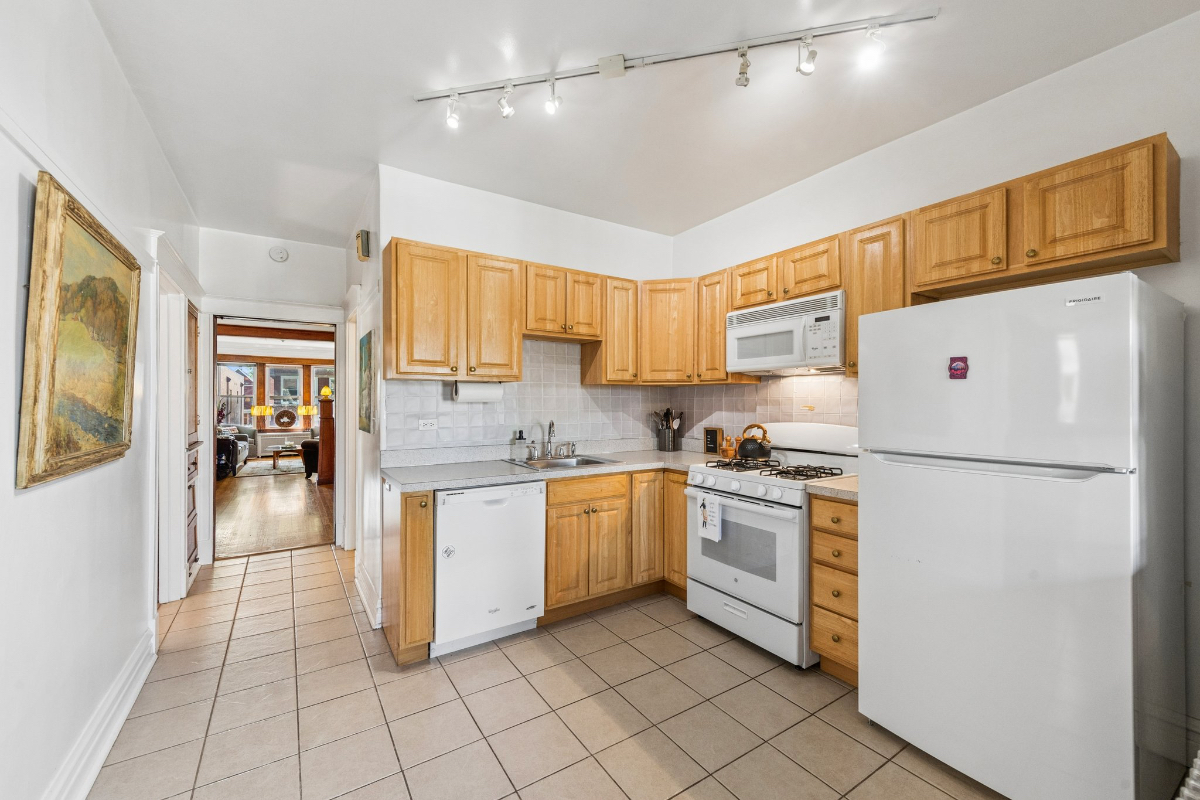Vintage Two Bedroom Apartment on a Beautiful Tree-Lined Street in Lincoln Square - Photo 12
