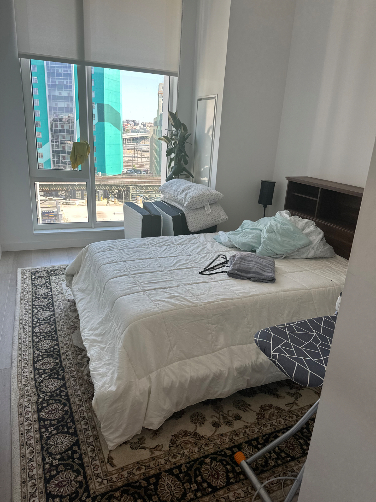 Bright Furnished Private Room With Full Kitchen Access, Spacious Living Area And Thoughtful Building - Photo 3