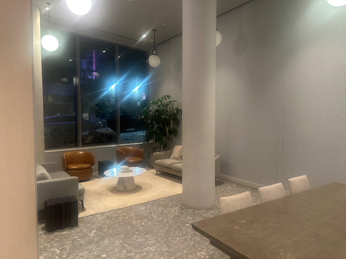Bright Furnished Private Room With Full Kitchen Access, Spacious Living Area And Thoughtful Building - Photo 6
