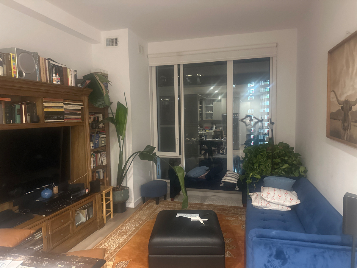 Bright Furnished Private Room With Full Kitchen Access, Spacious Living Area And Thoughtful Building - Photo 11