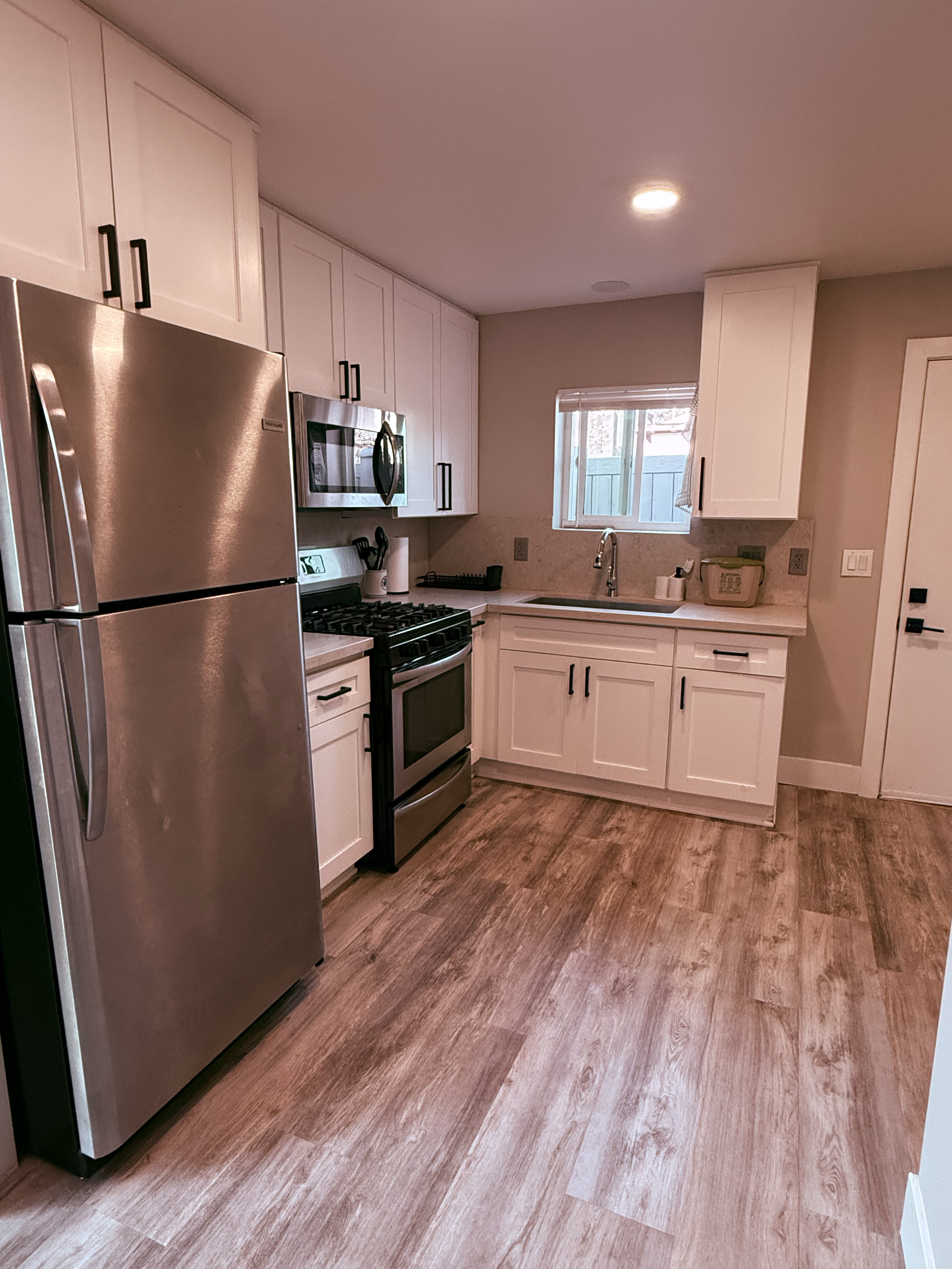 LARGE DOG welcome! Private house with fenced yard. Utilities included. - Photo 2