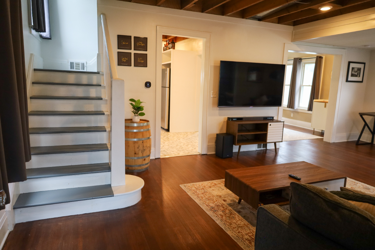 Midcentury 3BR | King Bed, 2 Baths & Laundry - Photo 7