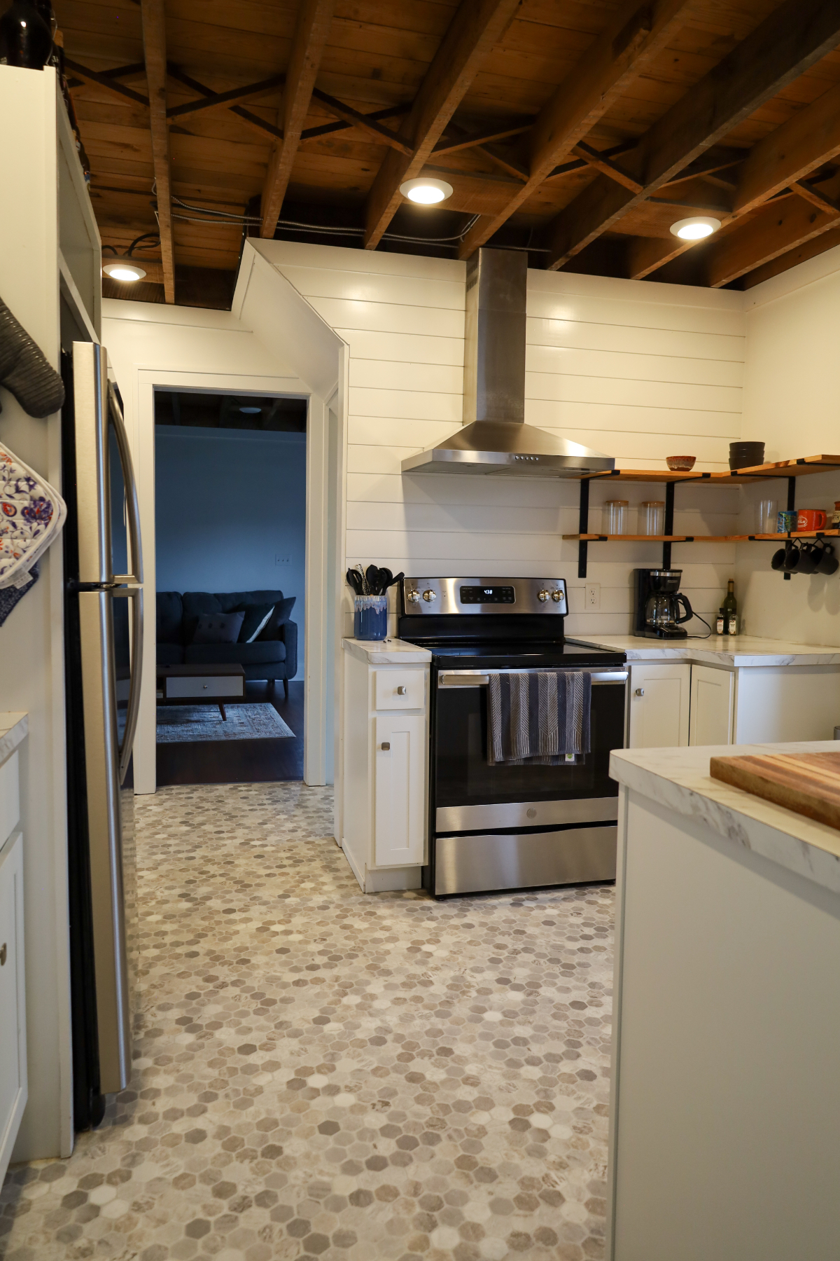 Midcentury 3BR | King Bed, 2 Baths & Laundry - Photo 5