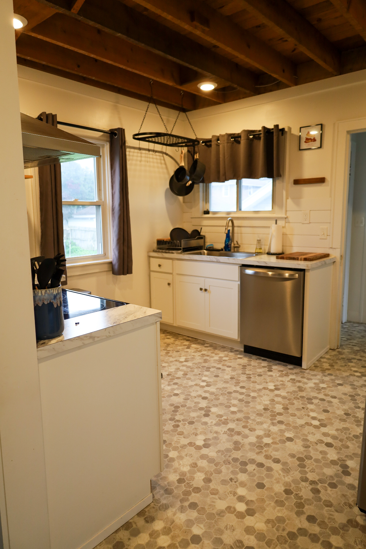 Midcentury 3BR | King Bed, 2 Baths & Laundry - Photo 6