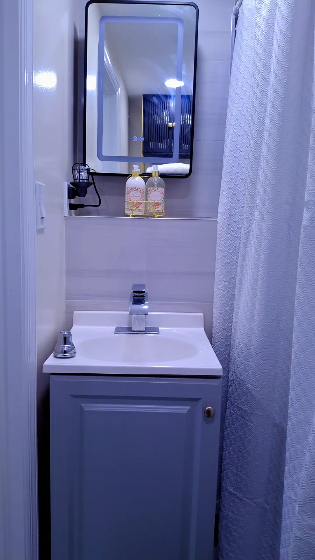 Fully Furnished Private Studio with Private Entrance - Photo 5