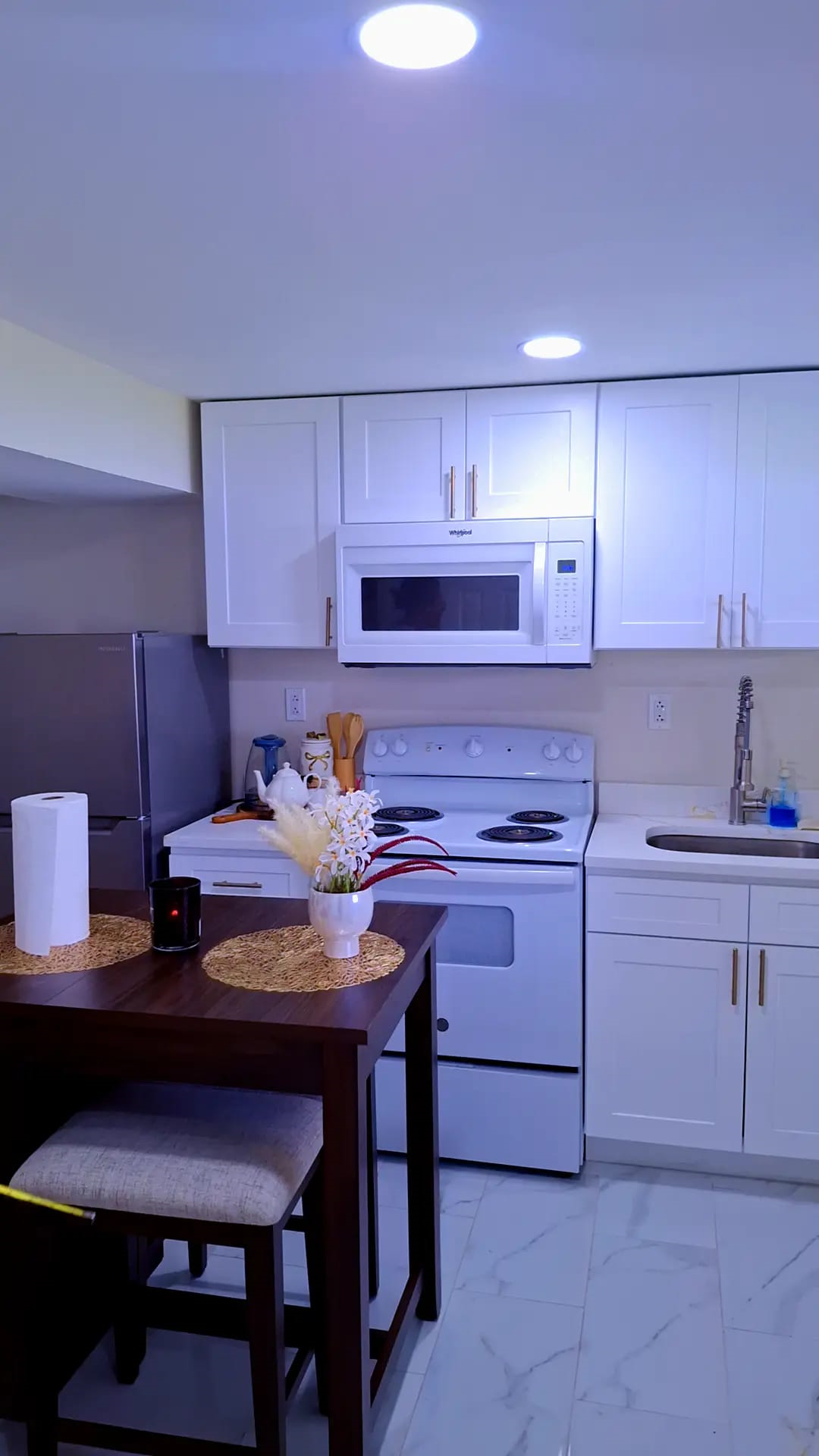 Fully Furnished Private Studio with Private Entrance - Photo 6