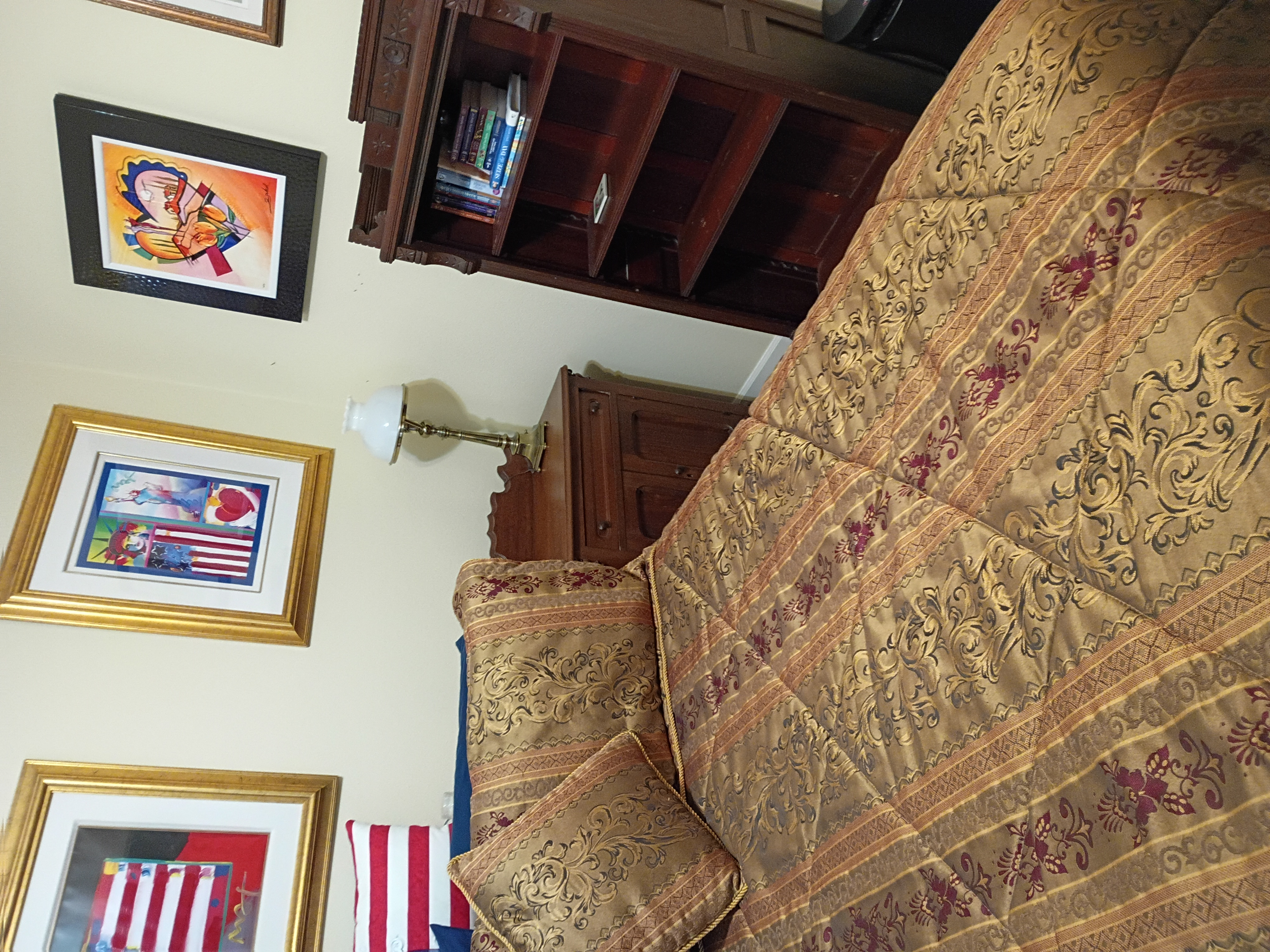 Quiet private room with darkening curtains for day sleepers. - Photo 4