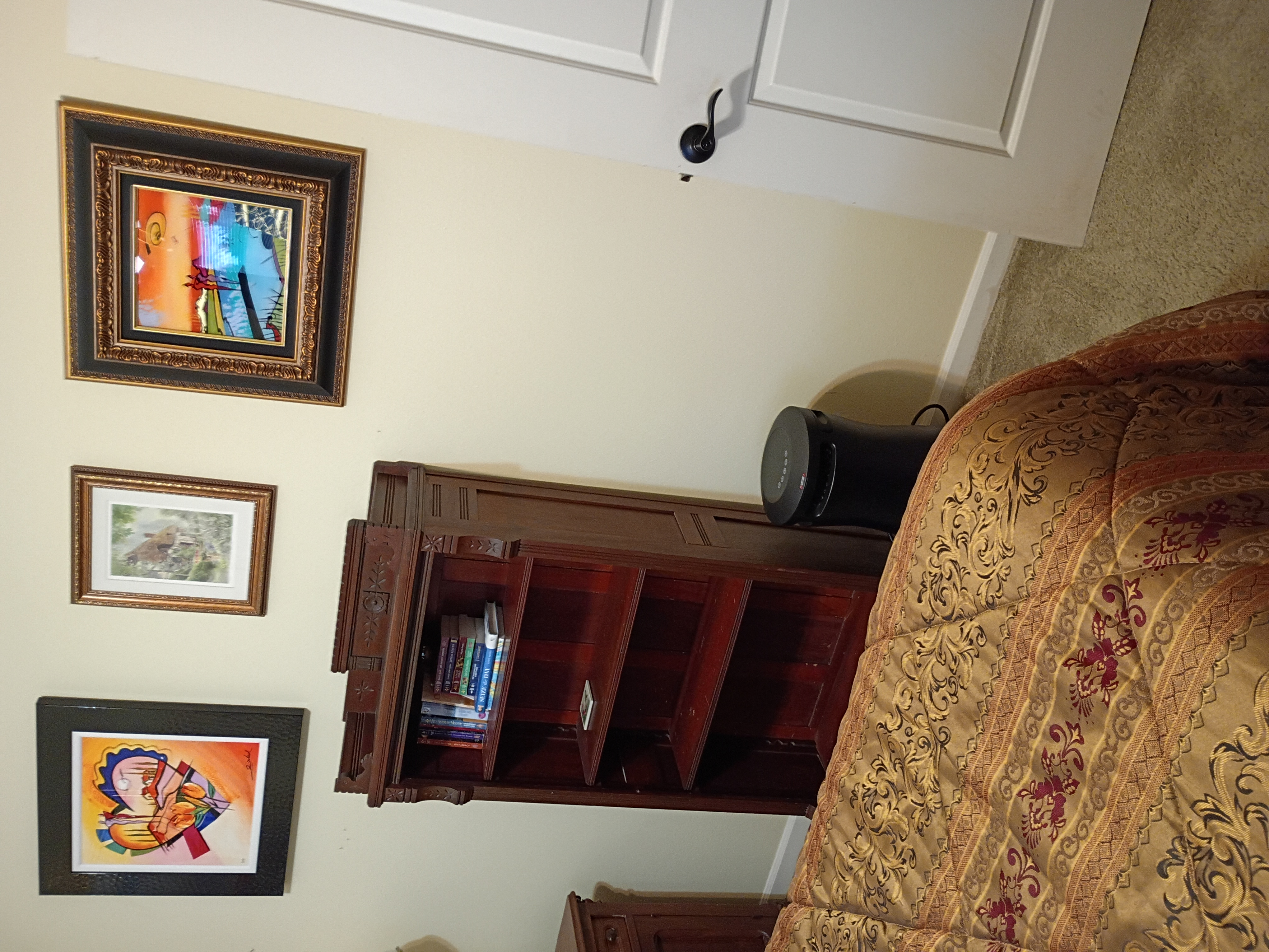Quiet private room with darkening curtains for day sleepers. - Photo 5