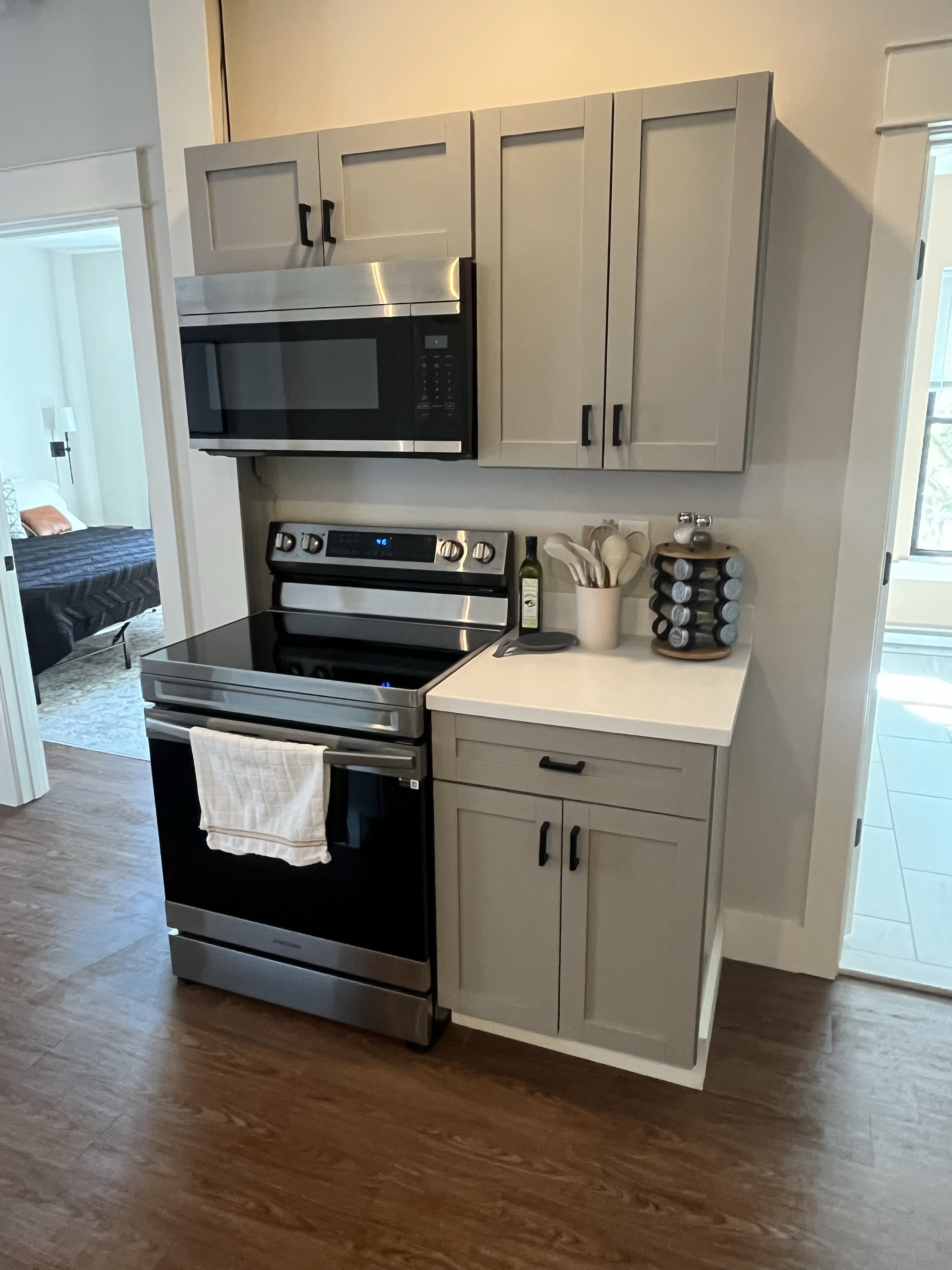 Convenient Downtown Apartment - Photo 9