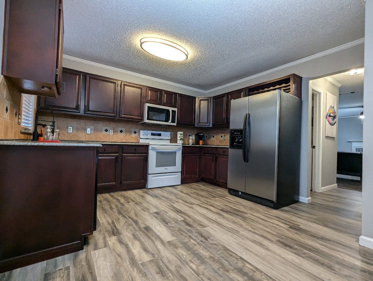 Fully Furnished 5-Bed/2.5-bath/2-car garage Colonial in High Pointe neighborhood of Cedar Hill - Photo 6