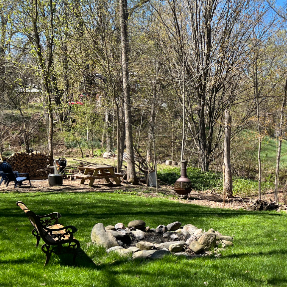 Quaint New England One Bedroom Apartment With Porch, Backyard, and Utilities Included - Photo 12