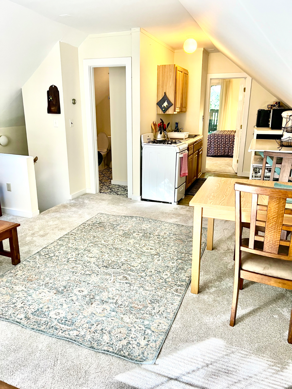 Quaint New England One Bedroom Apartment With Porch, Backyard, and Utilities Included - Photo 4