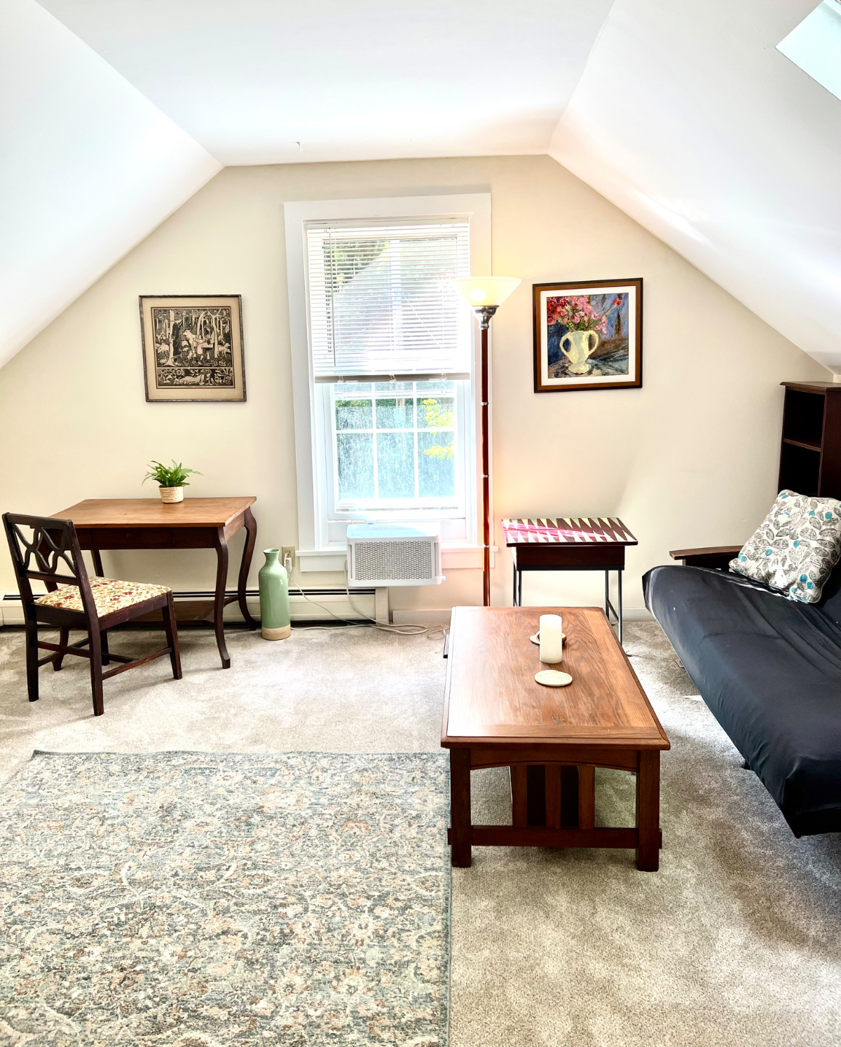 Quaint New England One Bedroom Apartment With Porch, Backyard, and Utilities Included - Photo 2
