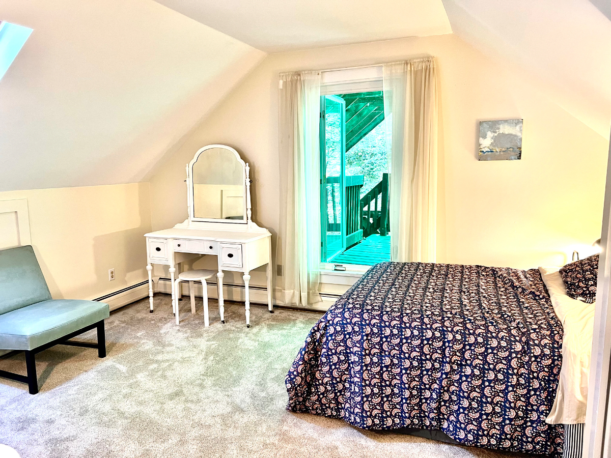 Quaint New England One Bedroom Apartment With Porch, Backyard, and Utilities Included - Photo 6