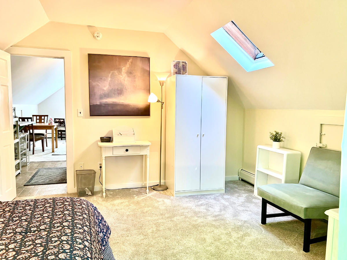Quaint New England One Bedroom Apartment With Porch, Backyard, and Utilities Included - Photo 7