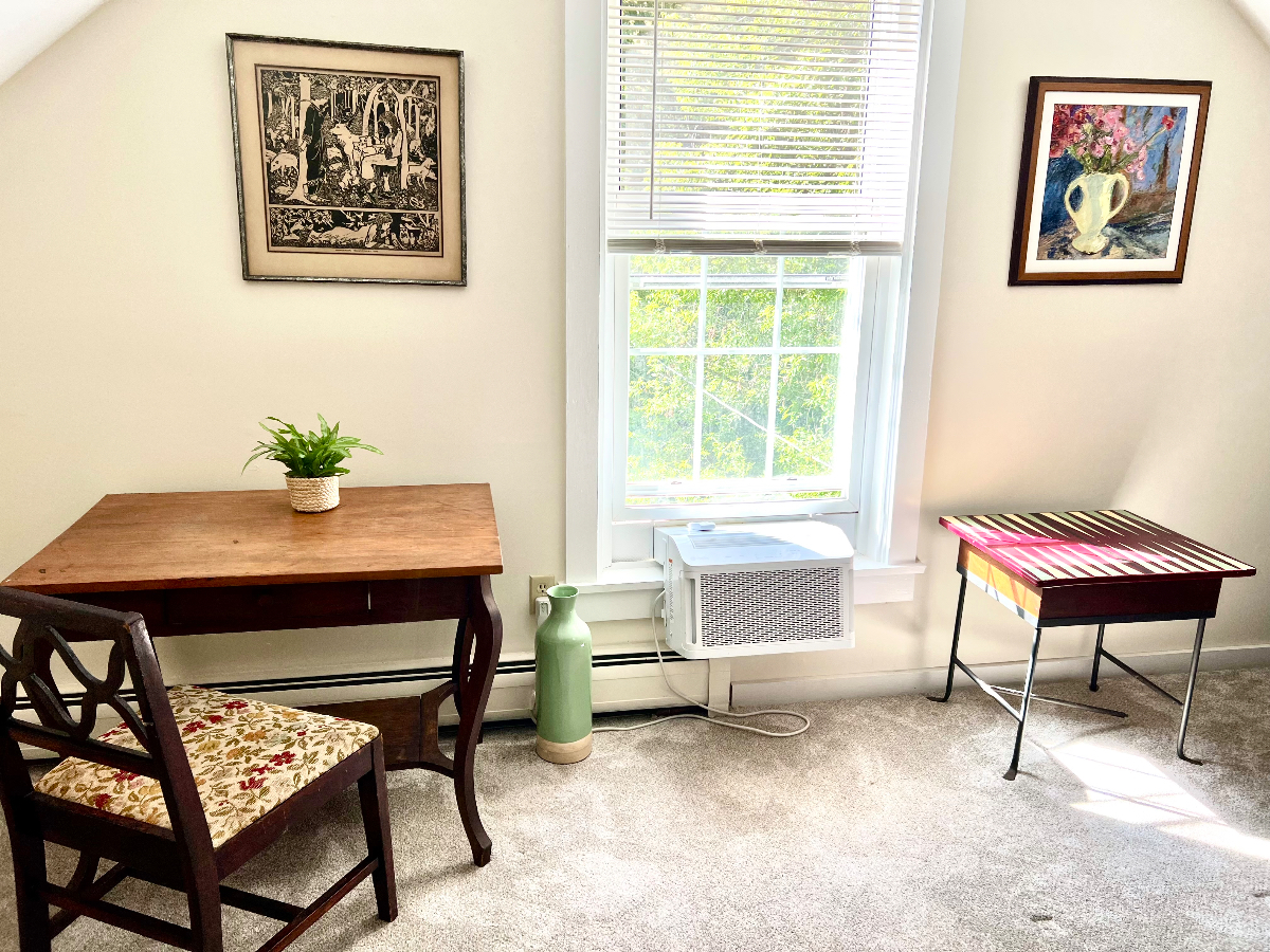 Quaint New England One Bedroom Apartment With Porch, Backyard, and Utilities Included - Photo 3