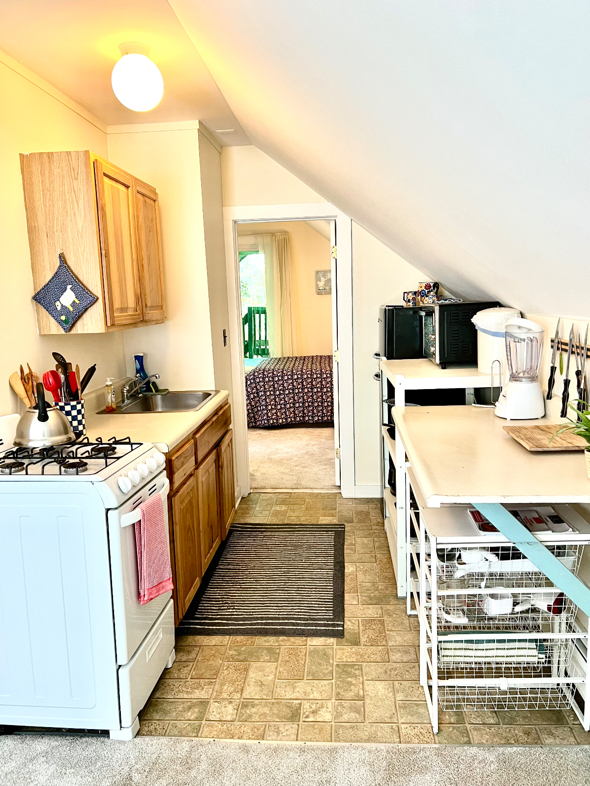 Quaint New England One Bedroom Apartment With Porch, Backyard, and Utilities Included - Photo 5