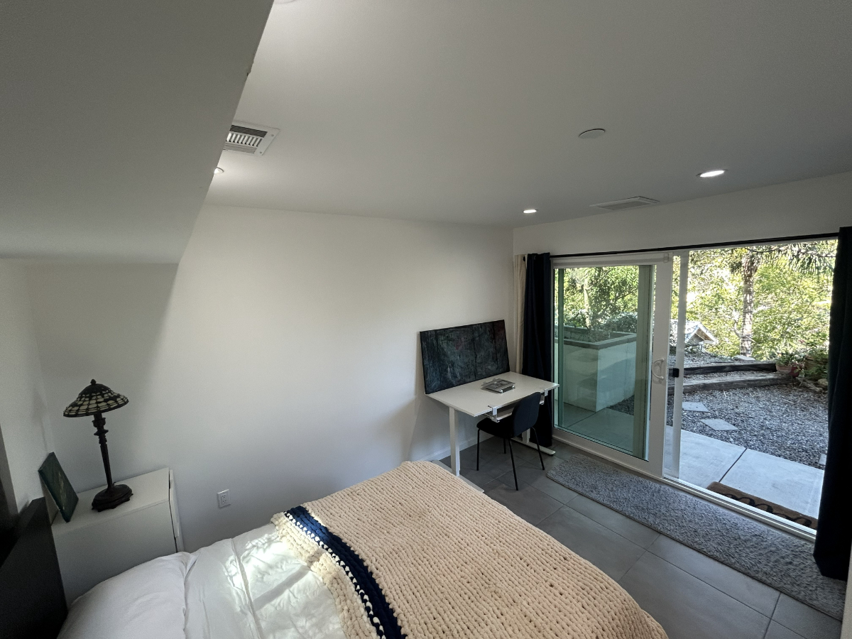 Peaceful Hilltop Escape in the Heart of LA Cozy (Room + Outdoor Space) - Photo 4