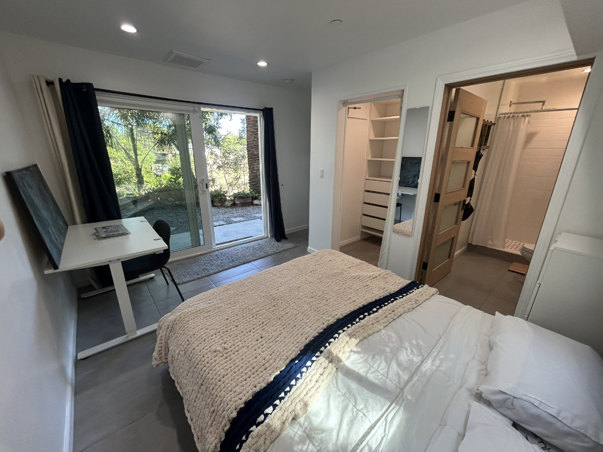 Peaceful Hilltop Escape in the Heart of LA Cozy (Room + Outdoor Space) - Photo 5