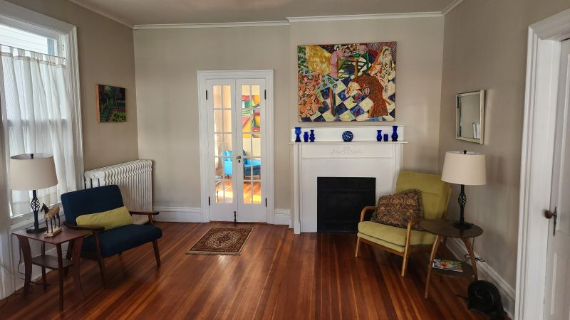 Single room in large apartment shared with 1 woman, no extra fees - Photo 1