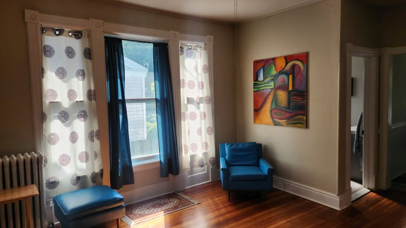 Single room in large apartment shared with 1 woman, no extra fees - Photo 5