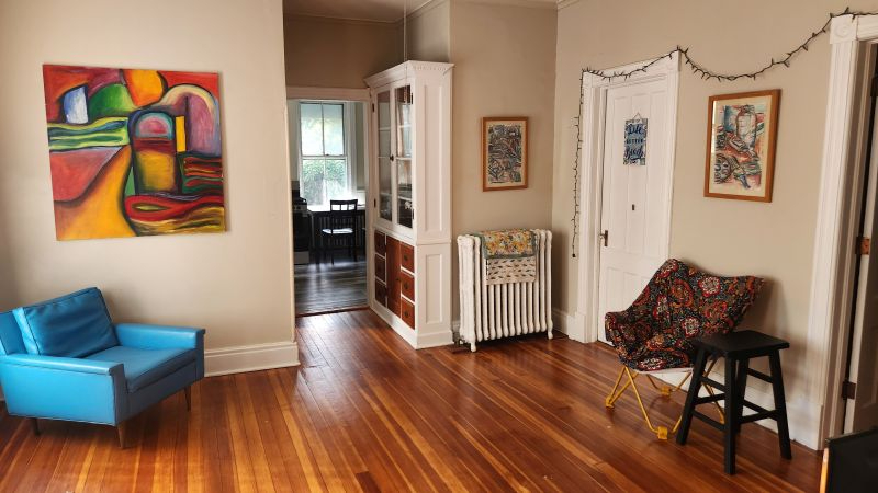 Single room in large apartment shared with 1 woman, no extra fees - Photo 11
