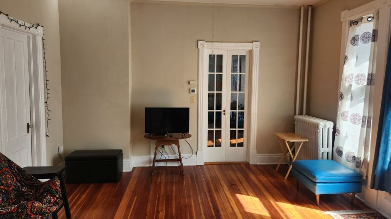 Single room in large apartment shared with 1 woman, no extra fees - Photo 8