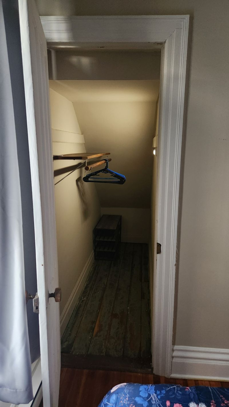 Single room in large apartment shared with 1 woman, no extra fees - Photo 10