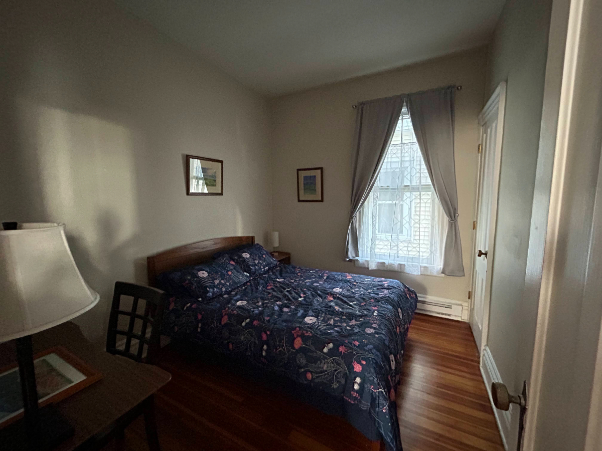 Single room in large apartment shared with 1 woman, no extra fees - Photo 9