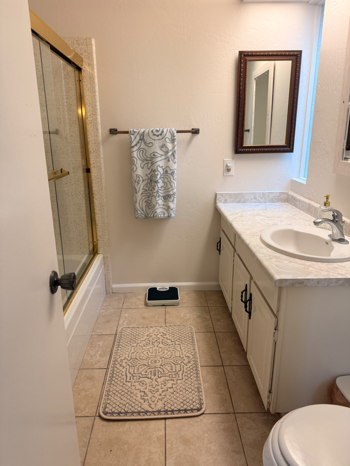 Mid-Century Townhome upstairs unit available - Photo 10