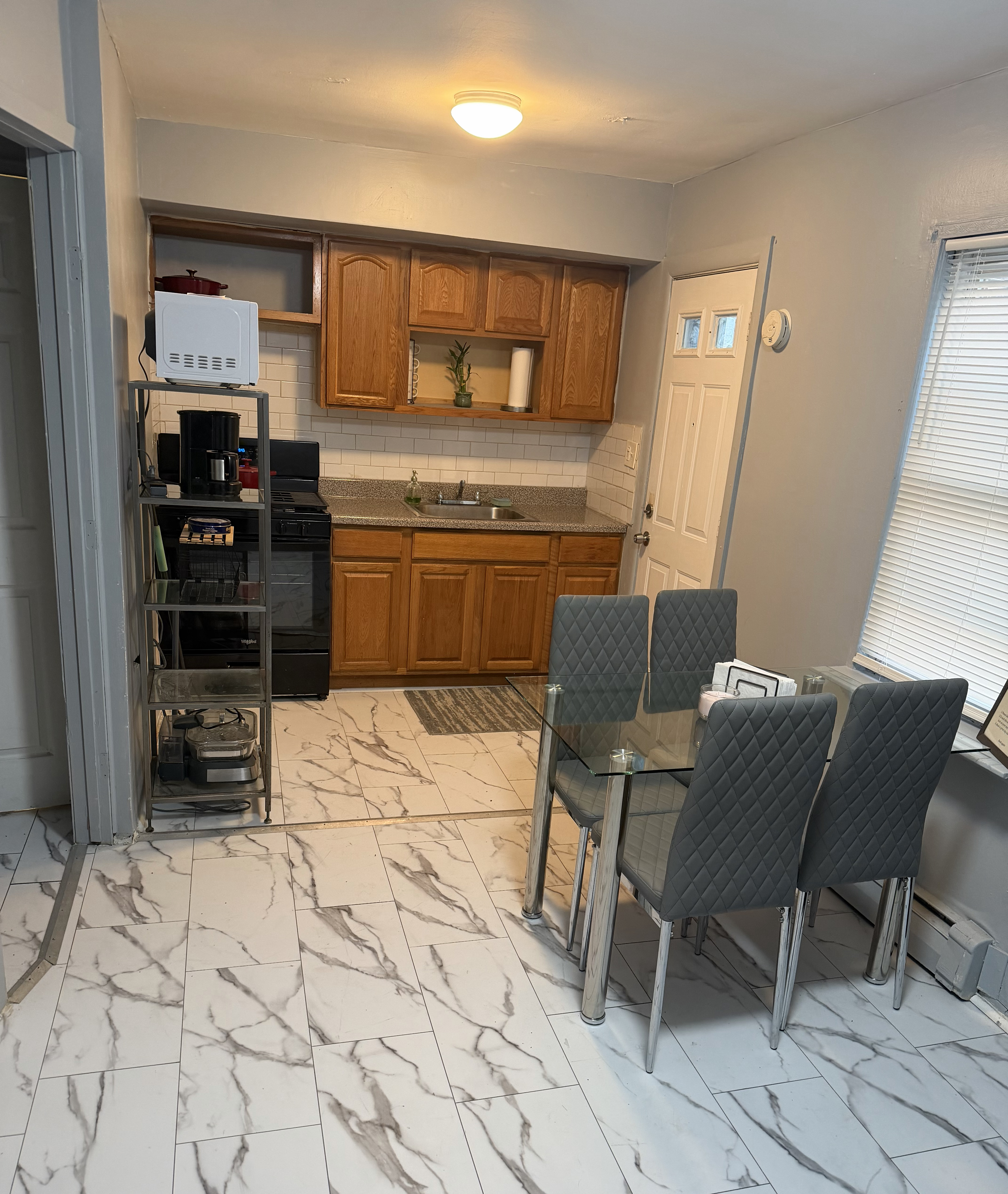 Spacious 1 Bedroom, 1-Bath Apartment - Convenient Location - Photo 3