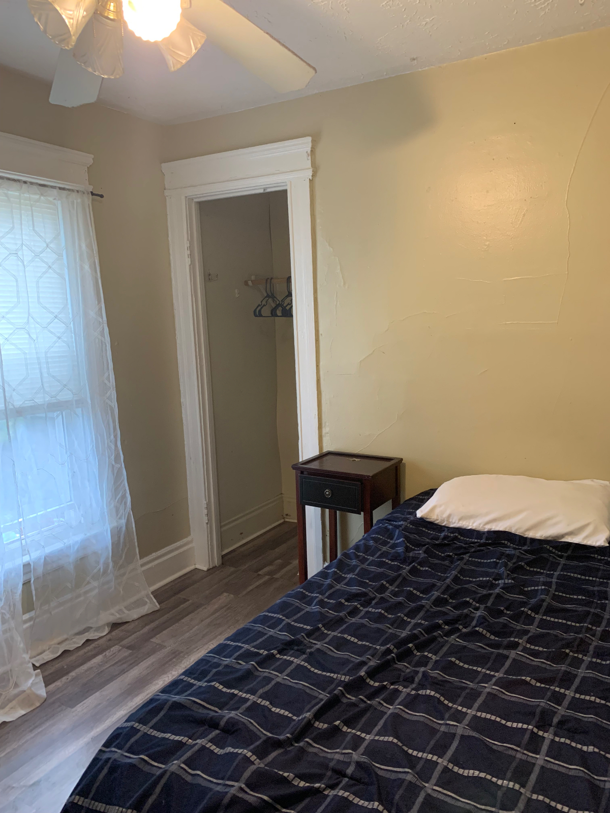 Spacious for bedroom Co living home for traveling professionals all utilities included $950/mo - Photo 2