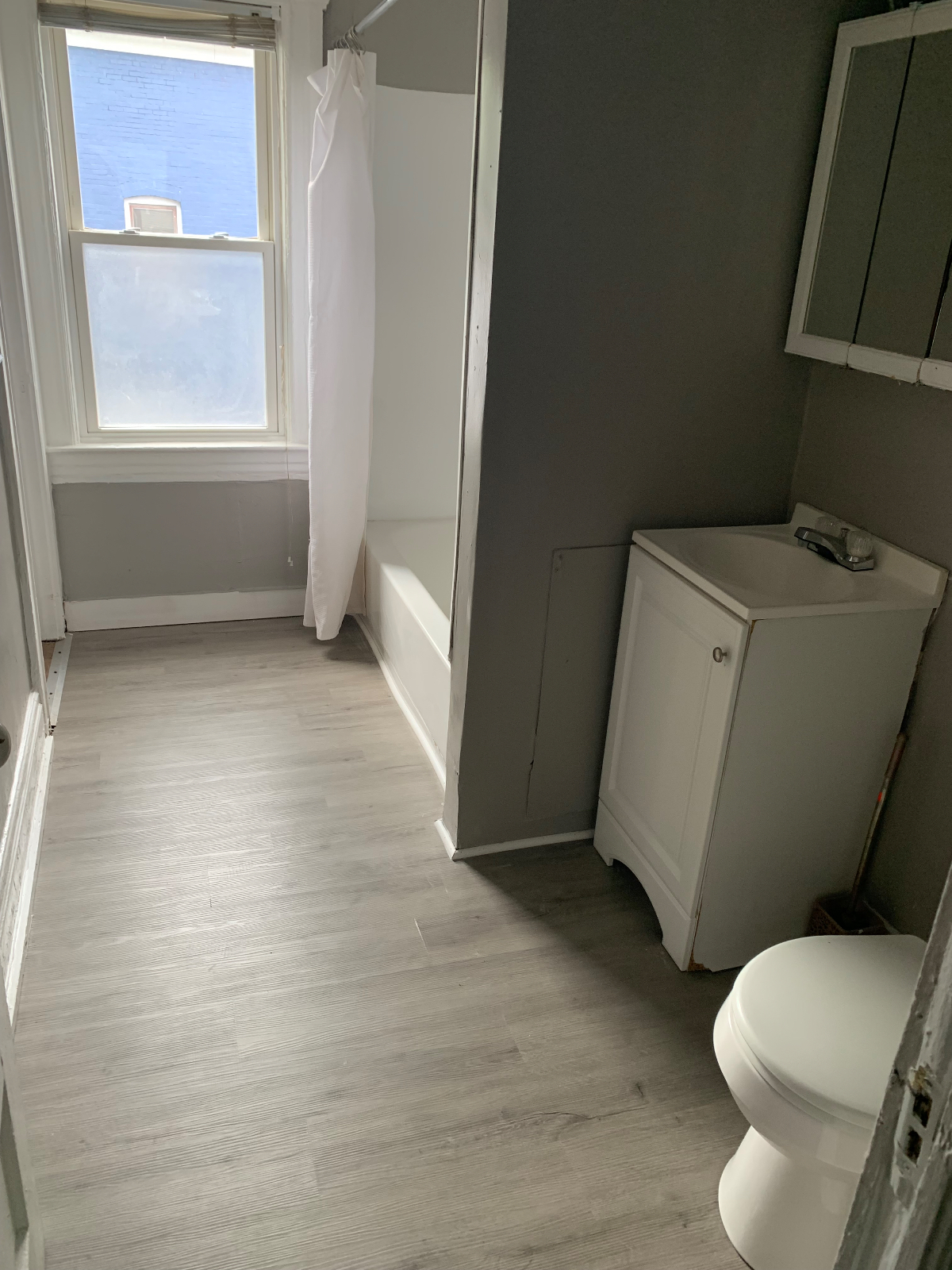 Spacious for bedroom Co living home for traveling professionals all utilities included $950/mo - Photo 3